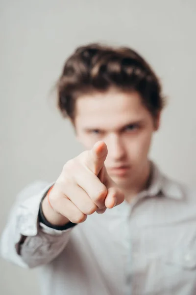 Bild Eines Attraktiven Geschäftsmannes Der Mit Dem Finger Zeigt — Stockfoto