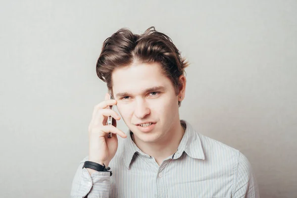 Portrait Jeune Homme Affaires Songeur Parlant Sur Téléphone Portable — Photo