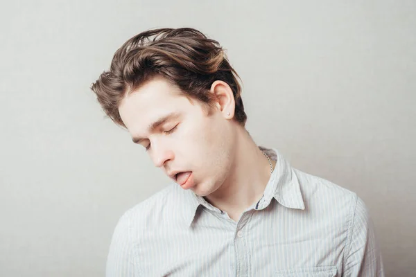 閉じられた肖像画 青いシャツの深刻な若い男 否定的な感情表情感情 ボディランゲージ — ストック写真