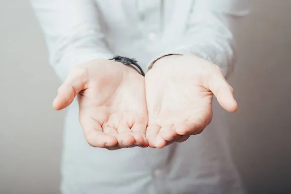 Mãos Homem Segurando Algo Invisível — Fotografia de Stock