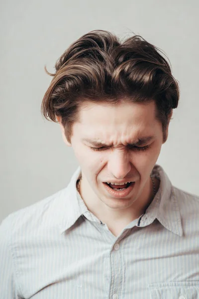 Homem Gritando Olhando Para Baixo — Fotografia de Stock