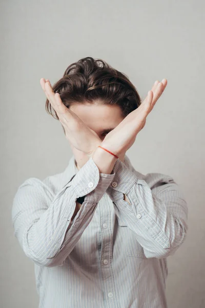 Jeune Homme Croisé Ses Bras Montrant Stop — Photo