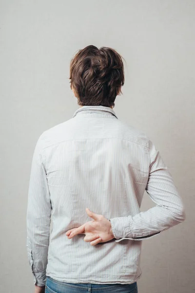 Junger Mann Drückt Die Daumen Hinter Seinem Rücken — Stockfoto