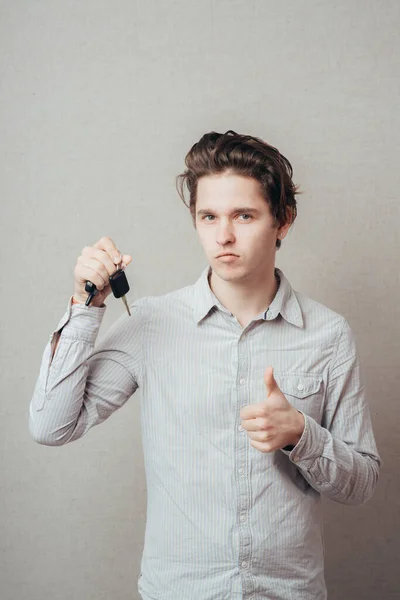 Młody Człowiek Trzymający Klucz — Zdjęcie stockowe