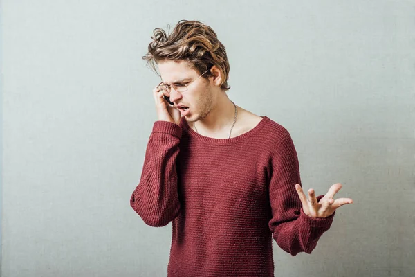 Hombre Habla Por Teléfono Maldiciendo Sobre Fondo Gris — Foto de Stock