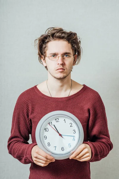 Portrait Homme Tenant Une Horloge Sur Fond Gris — Photo