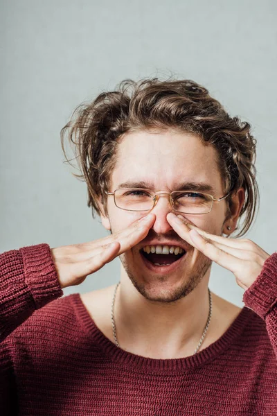 Mladý Muž Volá Křičí Dobré Zprávy — Stock fotografie