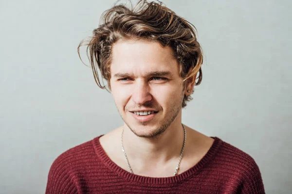 Retrato Primer Plano Joven Feliz Sonriendo Sobre Fondo Gris — Foto de Stock