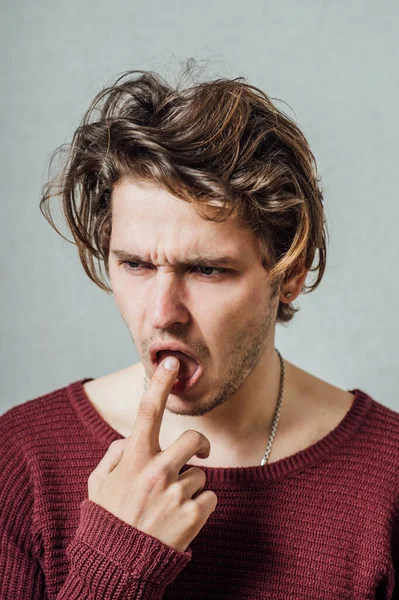 Homem Pensa Com Dedo Boca Fundo Cinzento — Fotografia de Stock