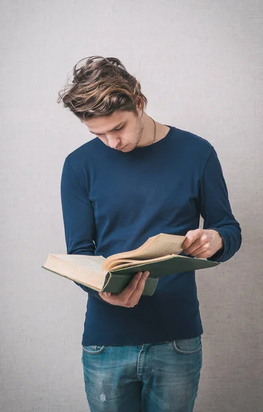一个英俊的年轻人在看书 — 图库照片