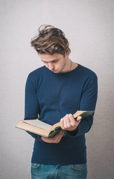 Joven Guapo Leyendo Libro — Foto de Stock