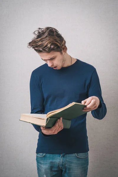 Przystojny Młody Człowiek Czytający Książkę — Zdjęcie stockowe