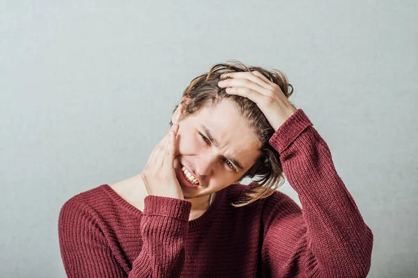 Man Buigt Zijn Nek Het Werk — Stockfoto