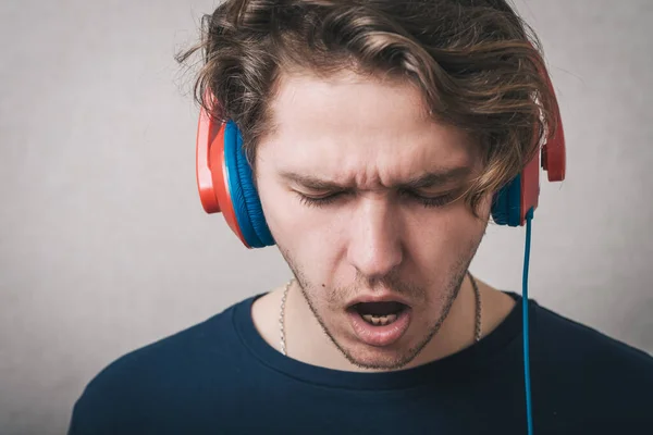 Joven Escuchando Música — Foto de Stock