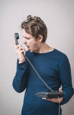 Sinirli iş adamı cep telefonundan bağırıyor, konuşuyor.