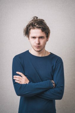 Elleri sımsıkı bağlı bir adam