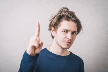 Adam işaret parmağını kaldırır.