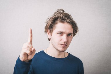 Adam işaret parmağını kaldırır.