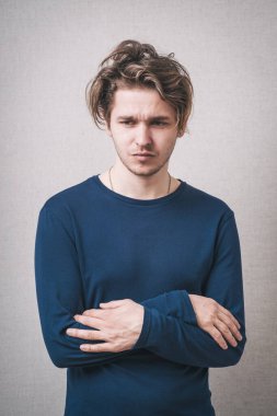 Güvenilmez bir adam yan yana bakar