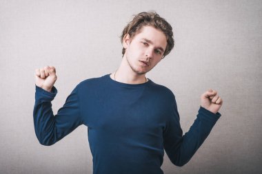 Mutlu adam yumruklarıyla sevinir.