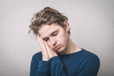 Bir adam işten sonra yorulur.