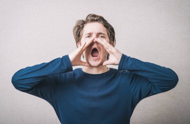 Stüdyodan birini arıyor.