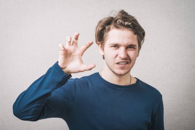 Adam stüdyoda homurdanıyor.