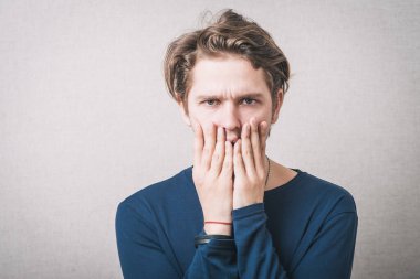 Stüdyodaki üzgün adam