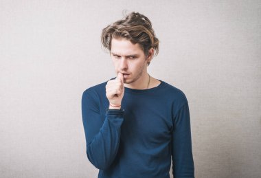 Adam tırnaklarını yer ve düşünür.