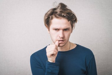 Adam tırnaklarını yer ve düşünür.