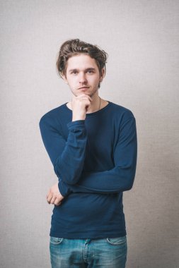 Adam yumruk çenesini kaldırır.