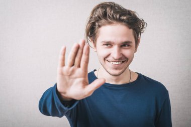 Adam stüdyoda Stop 'u gösteriyor.