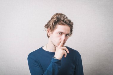 Adam sessizce sorar.