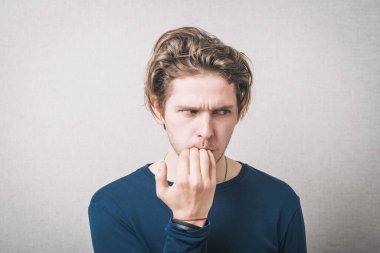 erkek tırnaklarını ısırma