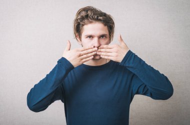 Adam elleriyle ağzını kapattı..