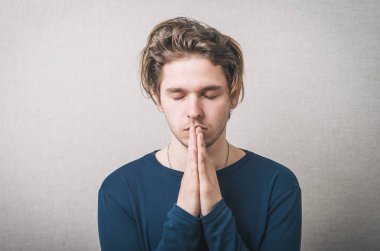 Elleri katlanmış adama sorar