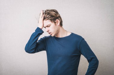 Hata yapan genç adam.