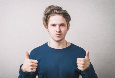 Adam stüdyo arka planında iyi görünüyor.