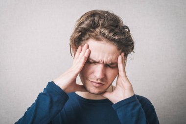 Adamın stüdyo arka planında başı ağrıyor.