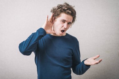 Adam stüdyoda kulak misafiri olmuş.