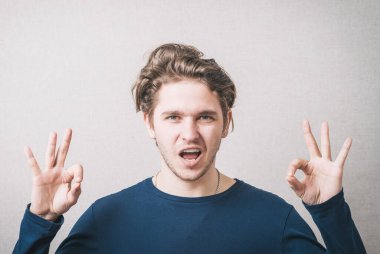 Adam stüdyo arka planında iyi görünüyor.