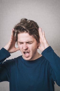 Adam bağırıyor ve kafasını koparıyor.