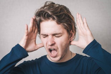 Adam bağırıyor ve kafasını koparıyor.