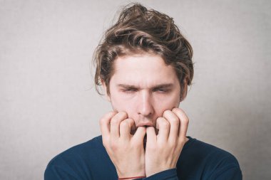 Olaydan korkan bir adam.