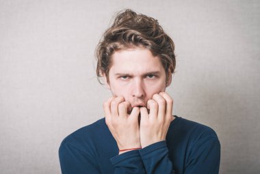 Olaydan korkan bir adam.