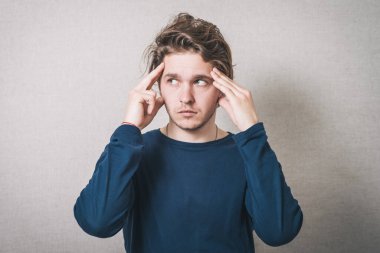 Endişeli adam bir şeyler hatırlamaya çalışıyor.