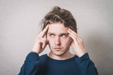 Endişeli adam bir şeyler hatırlamaya çalışıyor.