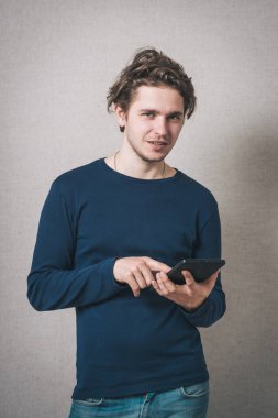 Dijital tablet kullanan genç adam
