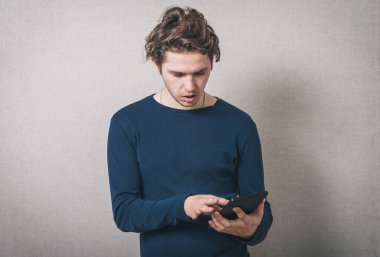 Dijital tablet kullanan genç adam