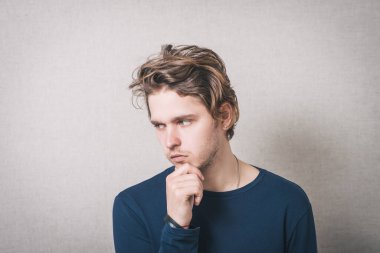 Üzücü bir düşünce. Gri arkaplan.